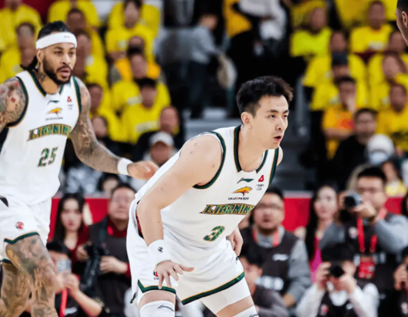 赵继伟上半场5中2，三分3中0得到4分4篮板3助攻